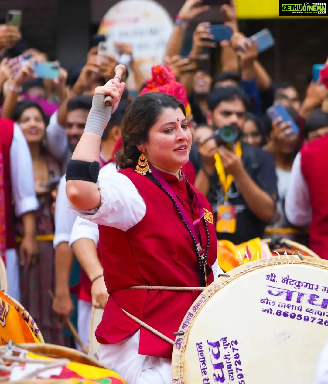 Tejaswini Pandit Instagram - गुलाबाची कळी..... . @tejaswini_pandit . . Click - @avidasphotogrphy Pathak :- @kalaawantdholpathak #pune #ganapati #morya #ganapati_bappa_morya #puneganpati #marathiacctress #tejaswwinipandit @ganeshutsavpune @punetimes @beingmarathi.1 @marathi_sanskrutii Lakshmi Road Pune