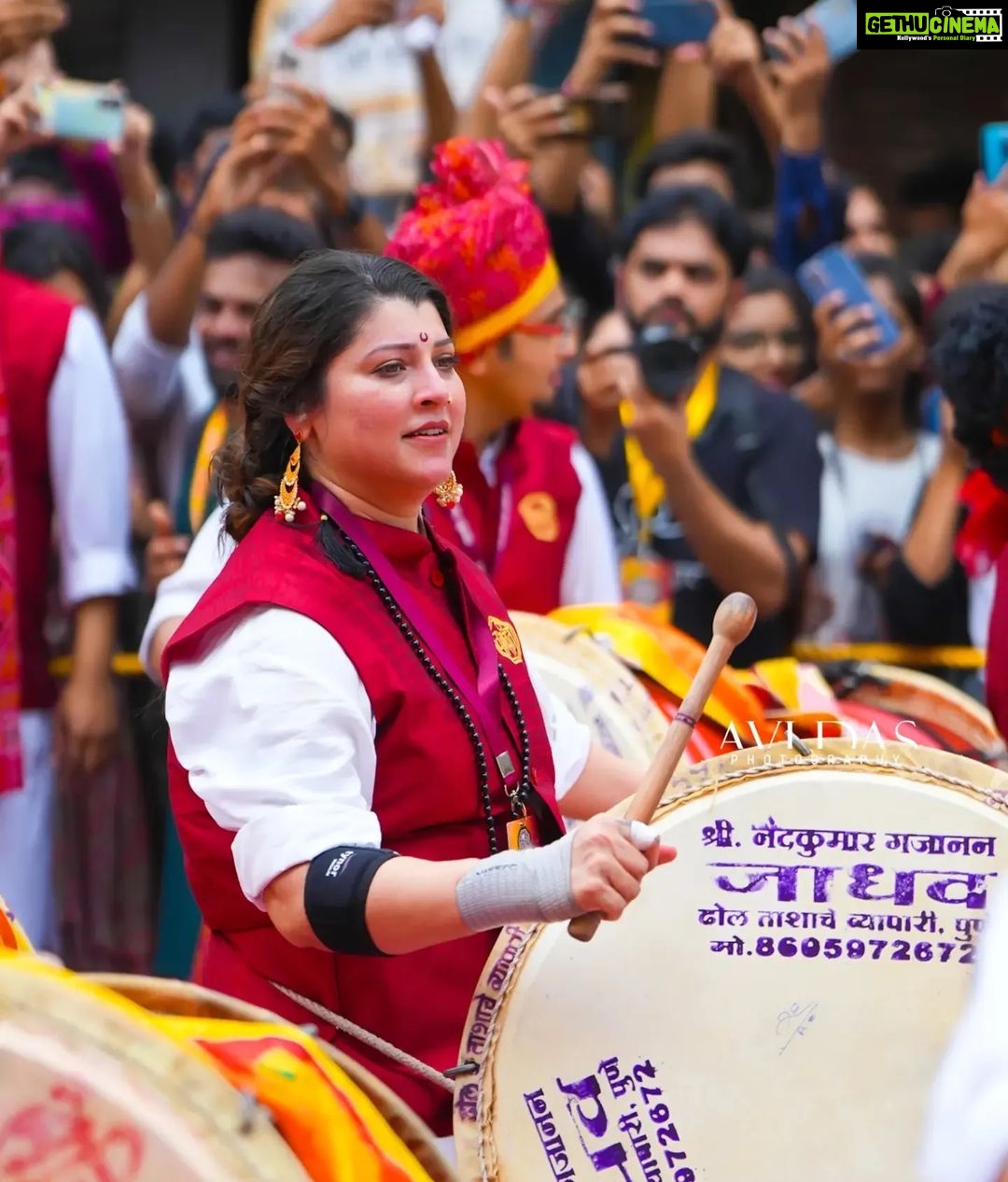 Tejaswini Pandit Instagram - गुलाबाची कळी..... . @tejaswini_pandit . . Click - @avidasphotogrphy Pathak :- @kalaawantdholpathak #pune #ganapati #morya #ganapati_bappa_morya #puneganpati #marathiacctress #tejaswwinipandit @ganeshutsavpune @punetimes @beingmarathi.1 @marathi_sanskrutii Lakshmi Road Pune