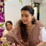 Tejaswini Pandit Instagram – बाप्पा, तुझी मनोभावे सेवा करणाऱ्यांवर तुझी कृपादृष्टी असुदे !
ह्यावर्षी अनेक वर्षांनी माझी बहीण बाप्पाच्या स्वागतासाठी घरी होती, पूजा तिनेच केली… मस्तं वाटलं !
॥ मोरया ॥