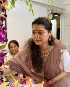 Tejaswini Pandit Instagram - बाप्पा, तुझी मनोभावे सेवा करणाऱ्यांवर तुझी कृपादृष्टी असुदे ! 
ह्यावर्षी अनेक वर्षांनी माझी बहीण बाप्पाच्या स्वागतासाठी घरी होती, पूजा तिनेच केली… मस्तं वाटलं ! 
॥ मोरया ॥