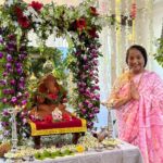Tejaswini Pandit Instagram – बाप्पा, तुझी मनोभावे सेवा करणाऱ्यांवर तुझी कृपादृष्टी असुदे ! 
ह्यावर्षी अनेक वर्षांनी माझी बहीण बाप्पाच्या स्वागतासाठी घरी होती, पूजा तिनेच केली… मस्तं वाटलं ! 
॥ मोरया ॥