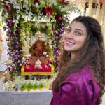 Tejaswini Pandit Instagram – बाप्पा, तुझी मनोभावे सेवा करणाऱ्यांवर तुझी कृपादृष्टी असुदे !
ह्यावर्षी अनेक वर्षांनी माझी बहीण बाप्पाच्या स्वागतासाठी घरी होती, पूजा तिनेच केली… मस्तं वाटलं !
॥ मोरया ॥