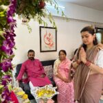 Tejaswini Pandit Instagram – बाप्पा, तुझी मनोभावे सेवा करणाऱ्यांवर तुझी कृपादृष्टी असुदे !
ह्यावर्षी अनेक वर्षांनी माझी बहीण बाप्पाच्या स्वागतासाठी घरी होती, पूजा तिनेच केली… मस्तं वाटलं !
॥ मोरया ॥
