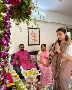 Tejaswini Pandit Instagram - बाप्पा, तुझी मनोभावे सेवा करणाऱ्यांवर तुझी कृपादृष्टी असुदे ! 
ह्यावर्षी अनेक वर्षांनी माझी बहीण बाप्पाच्या स्वागतासाठी घरी होती, पूजा तिनेच केली… मस्तं वाटलं ! 
॥ मोरया ॥