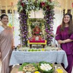 Tejaswini Pandit Instagram – बाप्पा, तुझी मनोभावे सेवा करणाऱ्यांवर तुझी कृपादृष्टी असुदे !
ह्यावर्षी अनेक वर्षांनी माझी बहीण बाप्पाच्या स्वागतासाठी घरी होती, पूजा तिनेच केली… मस्तं वाटलं !
॥ मोरया ॥