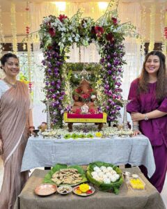 Tejaswini Pandit Instagram - बाप्पा, तुझी मनोभावे सेवा करणाऱ्यांवर तुझी कृपादृष्टी असुदे ! 
ह्यावर्षी अनेक वर्षांनी माझी बहीण बाप्पाच्या स्वागतासाठी घरी होती, पूजा तिनेच केली… मस्तं वाटलं ! 
॥ मोरया ॥