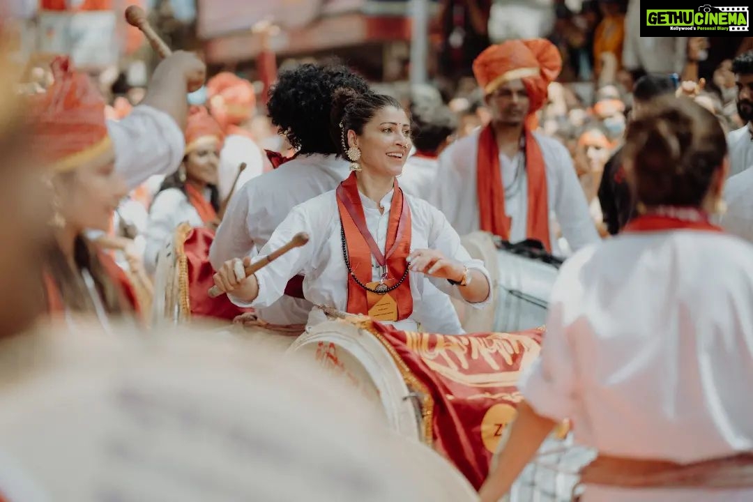 Tejaswini Pandit Instagram - कलावंत❤️ . . @tejaswini_pandit @kalaawantdholpathak . . #reels #explore #fyp #kalaawant #castindia #kalaawantdholpathak #artist #punekars #maharashtra #kalakaar #dholtasha #proudmaharashtrian #indianculture #instadaily #instagood #marathi #kalawantdholpathak #kalawant #vadan #vadak #tarri_master #trending #agman #bappa #marathicelebrity #ganpatibappamorya #dagdushethhalwaiganpati #indiasb #INDIA CLICKS #punephotographylovers #tarri_master @archives.of.pune @pune_ig @puneclickarts @punetimes @bappamajhaofficial @bappamajapune30 @dhol_tasha_ lover @tarri_master @maharashtramaza100 @maharashtra_ig @maharashtra_desha @being_maharashtrian @beingmaratha_official @onlymaratha96 @marathi_style_of_maharashtra @jay_jay_maharashtra_maza @chatrapati_shivajimaharaj @_marathi_dhol_tashe_ 007maratha @maharashtra click @rajmudradholtashapathak @maharashtra_click @royalmarathi @dholtashalover @maharashtratil_dhol_tashe