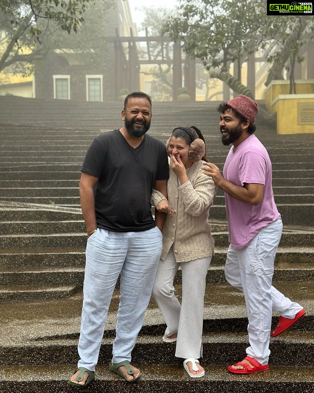 Tejaswini Pandit Instagram - आमची “ Dilomein tum aapni betabiyan” वाली moment ! ता. क - मागे bulls पळत नाहीयेत, काळजी नसावी आणि आम्ही तुला अजिबातच मिस केलं नाही @rj_adhishh_mirchi . . #veere #bachpankedost💕 #bff #badmashi #znmd #timeslikethese #muchneededbreak