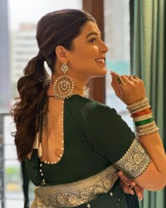 Tejaswini Pandit Instagram - रंगले जयाचे रंगी मी………🕊️