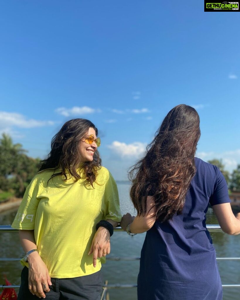 Tejaswini Pandit Instagram - From the Day you held me in your arms & let me sleep with peace on ur tiny laps till today I havent had much to say that u didnt already know….. But if at all I have anything to say to u on ur birthday, I want u to put yourself first & not worry abt life’s uncertainty coz if we are together,life will always smile at us & say HAKUNA MA TATA ! I Love You Porbiba 😘❤️ #soulsisters #poornimapandit #tejaswinipandit