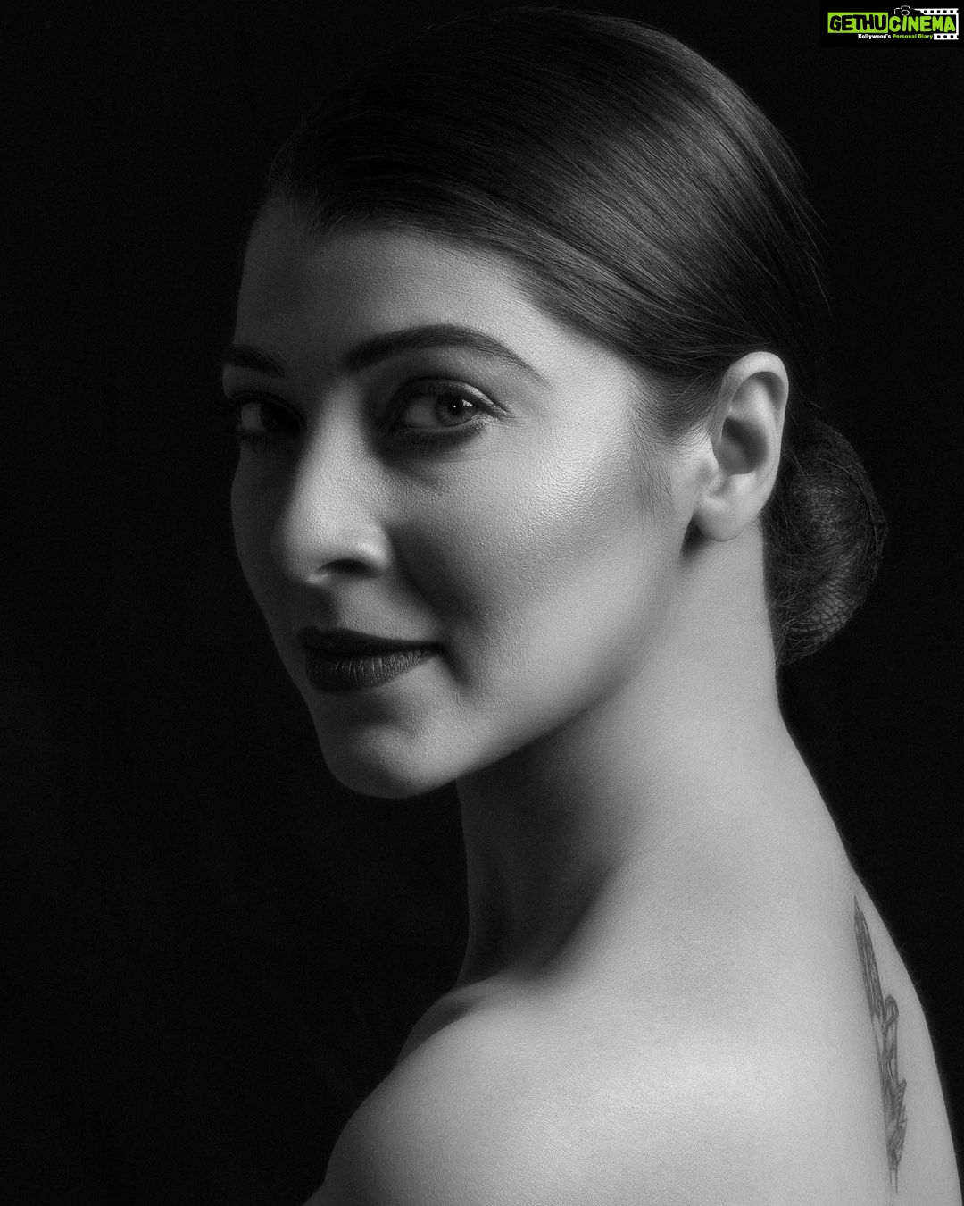 Tejaswini Pandit Instagram - Peeche na mudiyo !!!! . . @bharatpawarphotography ❤️ #tejaswinipandit #bnw