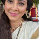 Tejaswini Pandit Instagram - मुहूर्त ठरला, मंडप सजला.. लग्न लागलं आणि आमचं नवं गाणं पण आलं ‘अय्यो..’ तुम्ही सगळे येताय ना आमच्या वरातीत नाचायला 😍 #एकदायेऊनतरबघा फक्त चित्रपटगृहांत! #Aiyo Song Out Now Link In Bio @eytbmarathifilm #EkdaYeunTarBagha Written & Directed By - @prasadmkhandekarofficial Produced By: @ideasentertain - @paritosh.painter @gold.mountainpictures - #DeepakKrishanChaudhary @sr_enterprisersofficial - @rajeshmohantyofficial @swarnapatkatha - @sejalp12 Co Producer: @groupm_motion Starring : @sayaji_shinde | @official.girishkulkarni | @tejaswini_pandit | @bhaukadamofficial | #OnkarBhojane | #PrasadKhandekar | @namrata_rudraaj | @subhedarvishakha | @paddykamble | @rajendra_shisatkar | @vanitakharat19 | @mane_ya._.na_mane | @shashikant_kerkar | @sushilinamdar_official | @jay_chaubey | @rakeshshallin Story: #ParitoshPainter Music On: @saregamamarathi Music Director: @rohanrohanofficial | @rohanpradhan_official | @rohangokhaleofficial Singers: @vaishalisamant | @rahulvaidyarkv Lyrics: @the_manndar DOP: @yogeshkoli8 Editor: @gavandnilesh Choreographer: @sujitkumarchoreographer Costumes: @poornima_aok Production Designer: #YogeshIngale Executive Producer: @manojavana @kirpalsingh_srgk Line Producer: #MangeshJagtap (M J Pictures) PR: @mediaone_pr Digital Agency: @vizualjunkies Visual Promotions: @justrightstudioznx Publicity Designs: @sushant_deorukhkar (My Art Bucket) Brand Partner: @everestspices