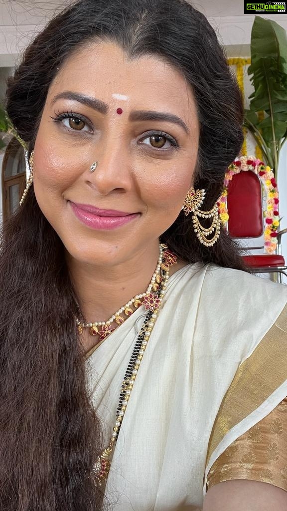 Tejaswini Pandit Instagram - मुहूर्त ठरला, मंडप सजला.. लग्न लागलं आणि आमचं नवं गाणं पण आलं ‘अय्यो..’ तुम्ही सगळे येताय ना आमच्या वरातीत नाचायला 😍 #एकदायेऊनतरबघा फक्त चित्रपटगृहांत! #Aiyo Song Out Now Link In Bio @eytbmarathifilm #EkdaYeunTarBagha Written & Directed By - @prasadmkhandekarofficial Produced By: @ideasentertain - @paritosh.painter @gold.mountainpictures - #DeepakKrishanChaudhary @sr_enterprisersofficial - @rajeshmohantyofficial @swarnapatkatha - @sejalp12 Co Producer: @groupm_motion Starring : @sayaji_shinde | @official.girishkulkarni | @tejaswini_pandit | @bhaukadamofficial | #OnkarBhojane | #PrasadKhandekar | @namrata_rudraaj | @subhedarvishakha | @paddykamble | @rajendra_shisatkar | @vanitakharat19 | @mane_ya._.na_mane | @shashikant_kerkar | @sushilinamdar_official | @jay_chaubey | @rakeshshallin Story: #ParitoshPainter Music On: @saregamamarathi Music Director: @rohanrohanofficial | @rohanpradhan_official | @rohangokhaleofficial Singers: @vaishalisamant | @rahulvaidyarkv Lyrics: @the_manndar DOP: @yogeshkoli8 Editor: @gavandnilesh Choreographer: @sujitkumarchoreographer Costumes: @poornima_aok Production Designer: #YogeshIngale Executive Producer: @manojavana @kirpalsingh_srgk Line Producer: #MangeshJagtap (M J Pictures) PR: @mediaone_pr Digital Agency: @vizualjunkies Visual Promotions: @justrightstudioznx Publicity Designs: @sushant_deorukhkar (My Art Bucket) Brand Partner: @everestspices