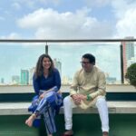 Tejaswini Pandit Instagram - आदरणीय राजसाहेब ठाकरे, 20 वर्ष झाली आपल्या परिचयाला ! पण संवाद कदाचित हल्लीच झाला तुमचं खुप कौतुक वाटतं मला... इतकं परिपूर्ण व्यक्तिमत्व... राजकारण, संगीत, कला, क्रीडा, इतिहास, common sense आणि मुख्‍य म्‍हणजे सार्वभौम आणि way ahead of time Vision असलेला एकमेव नेता ! स्वतःच्या हिमतीवर एवढा मोठा डोलारा उभा केला, तो वाढवलात, वृधिंगत केलात...इतकी वर्ष पर्वतासारखे जगलात, अनेक संकटं आली पण कुटुंब प्रमुख बनून एवढी कुटुंब जपलीत, स्वतःचा विचार डगमगू दिला नाहीत, लाचारी पत्करली नाहीत... राजकारणात मैत्री आणली नाही, आणि मैत्रीत राजकारण केलं नाही. So called fast life मध्‍ये तुम्‍ही तुमच्‍या आयुष्‍यात ठेहराव आणलात आणि आमच्‍या मनात अढळ स्‍थान निर्माण केलंत! हा Never Give up Attitude इतका ठासून कसा हो भरलाय तुमच्यात ? राजकारणातल्या एवढ्या अवघड आणि प्रतिकुल प्रवासात अनेकजण तलवारी टाकून देतात, काही ढाल धरून उभे राहतात पण तुम्ही बेदरकारपणे तुमची मतं मांडत गेलात आणि ते आजही चालूच आहे...कारण कर नाही त्याला डर कशाला ! मुख्‍य म्‍हणजे तुमच्‍या जाणिवा अजूनही जिवंत आहेत ! तुमच्‍या वाढदिवसानिमित्त एवढं मात्र नक्की म्हणावसं वाटतं “राज ठाकरे ह्यांची महाराष्ट्रात सत्ता नाही हे राज ठाकरेंच नाही तर महाराष्ट्राचं दुर्दैवं आहे !” तुमच्‍यासारख्‍या माणसांचा साचा आता देव बनवत नाही आणि अश्या अनोख्या माणसाला जवळून अनुभवण्याचं सुदैव मला लाभलं ह्यसाठी मी स्‍वामींची आभारी आहे. देव तुम्हाला दीर्घ आयू देवो आणि वाढदिवसा व्यतिरिक्त शुभेच्छांचा आणि प्रेमाचा पाऊस सदैव तुमच्‍यावर बरसत राहो कोटी कोटी शुभेच्छा आणि प्रेम राजसाहेब 🧡 शिवतीर्थ