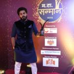 Tejaswini Pandit Instagram – सर्वप्रथम Sorry तुझ्या अत्यंत महत्वाच्या क्षणी मी सोबत नव्हते. कुठे आहे तेही माहीत आहेच तुला, तरी 🤗

ह्याला appreciation पोस्ट म्हणू का काय माहित नाही पण अभिमानाची पोस्ट नक्कीच आहे.
माझ्या लाइफ ची History repeat होतेय असं वाटून गेलं.
मी जेंव्हा industryt आले माझी सुरुवात character roles पासून झाली…अनेक roles केले पण lead role देण्यासाठी कुणी विश्वास नाही दाखवला…पण पहिली वेळ कधीतरी यावी लागते, येतेच….
अशोक समर्थ ह्यांनी माझ्यावर विश्वास ठेऊन मला एका सिनेमात lead role दिला. सिनेमा होता वावटळ…
त्या सिनेमातल्या रोल ने मला माझ्या आयुष्यातलं पाहिलं  BEST ACTRESS चा nomination दिलं, तेही Ma ta Sanmanchच आणि Award ही मिळालं Best Actress चा…
पहिलं वाहिलं खासंच असतं नाही…?! 
आणि आज धैर्य च्या बाबतीत सेम घडताना बघतेय…
अथांगसाठी onscreen आणि offscreen दोन्हीसाठी त्याने प्रचंड मेहनत घेतली.
मला अजूनही आठवतंय त्याला cast करताना मला आणि संतोषला खूप विरोध पत्करावा लागला….
काहीजण म्हणाले अगं नाव असलेला नट घे, काही म्हणाले त्याला lead चा experience नाही (आजपर्यंत उलगडलं नाही, experience घेतल्याशिवाय experience कसा येतो ?! )
काही म्हणाले अगं insta followers असतील अश्याला घे (हल्ली तुमच्या followers वरुन casting होतं मग टॅलेंट असो नसो फरक पडत नाही) 
पण मी आणि संतोष अडून राहिलो. ह्यात अक्षय ने खंबीरपणे आमची साथ दिली. आमच्यावरच्या विश्वासावर त्याने विश्‍वास ठेवला 
आणि finally तेंव्हा धैर्य cast झाला…
आज आपल्या कामाने, त्याच्या dedication ने, स्वबळावर जेंव्हा तो BEST ACTOR म्हणून अवॉर्ड मिळवतो तेंव्हा एवढंच जाणवतं
तुमची इच्छा शक्ती, तुमची कामाप्रती निष्ठा आणि प्रेक्षकांनी तुम्हाला स्विकारलं तर तुमचा experience, तुमची popularity, तुमचे followers हे महत्त्वाचं नसतं…. महत्त्वाचा असतो कुणीतरी तुमच्यावर ठेवलेल्या विश्वासाचं चीज करणं ! 
माझ्यावर तो कुणीतरी ठेवला, म्हणून मीही तो कुणावरतरी ठेवू शकले…

तू माझ्यासाठी आजतागायत मित्र म्हणून जे काही केलेस ते माझ्यासाठी शब्दात मांडणे कठीण आहे.
You are my family…infact u hv stood an inch more everytime than anyone else could. It was probably a Payback time, Guess thats why Rau landed in yr life through me.
तुला “अथांग” शुभेच्छा तुझ्या पुढच्या वाटचालीसाठी. अवॉर्ड मिळाला म्हणून हुरळून जाऊ नकोस. मेहनत करणं सोडू नकोस. प्रेक्षकांच्या मनावर अधिराज्य गाजव…awards will follow 🤞
देव बरे करो 
Congratulations My Love ❣️
