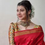 Tejaswini Pandit Instagram – मी कशाला आरशात पाहू ग…
मी कशाला बंधनात राहू ग..
मीच माझ्या रूपाची राणी ग !! 

@jizajewellerystudio u hv a beautiful collection 
Chokers are my favorite 💖

Shalu 😘 my savior