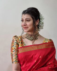 Tejaswini Pandit Instagram - मी कशाला आरशात पाहू ग...
मी कशाला बंधनात राहू ग..
मीच माझ्या रूपाची राणी ग !! 

@jizajewellerystudio u hv a beautiful collection 
Chokers are my favorite 💖

Shalu 😘 my savior