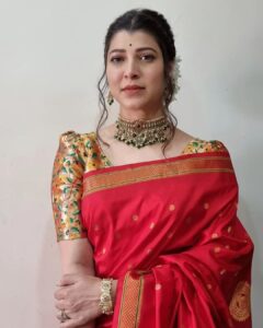 Tejaswini Pandit Instagram - मी कशाला आरशात पाहू ग...
मी कशाला बंधनात राहू ग..
मीच माझ्या रूपाची राणी ग !! 

@jizajewellerystudio u hv a beautiful collection 
Chokers are my favorite 💖

Shalu 😘 my savior