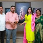 Tejaswini Pandit Instagram – फार गाजावाजा नाही, कुठलेही अजेंडे नाही, गर्दी नाही, अत्यंत साधेपणाने
एकाच व्यक्तिमत्त्वाला साजरा करण्यासाठी एकत्र आलो…. सिंधुताई सपकाळ! 
माई , आठवण यायला आम्ही तुम्हाला विसरलोच नाही…! 
उलट चित्रांमधून तुम्हाला पुन्हा अनुभवता आलं !
मित्रांनो, 
माईंच्या वाढदिवसाचं औचित्य साधून त्यांच्या स्मरणार्थ आयोजित केलेलं आणि प्रणव सातभाई ने काढलेलं डिजिटल पोर्ट्रेट्सचं  प्रदर्शन हे आता तुमच्यासाठी खुलं आहे, जरूर बघून या…! 
शेवटच्या फोटो मध्ये वेळ आणि लोकेशन सुद्धा आहे 💫