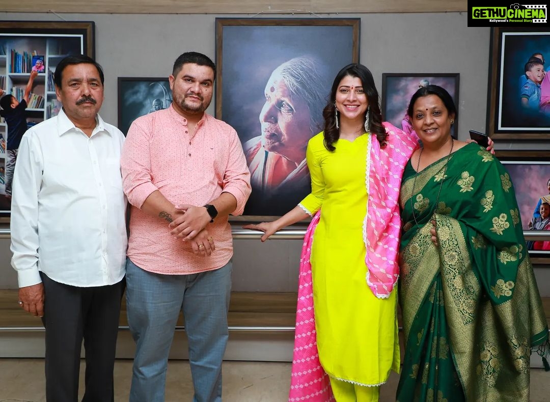 Tejaswini Pandit Instagram - फार गाजावाजा नाही, कुठलेही अजेंडे नाही, गर्दी नाही, अत्यंत साधेपणाने एकाच व्यक्तिमत्त्वाला साजरा करण्यासाठी एकत्र आलो.... सिंधुताई सपकाळ! माई , आठवण यायला आम्ही तुम्हाला विसरलोच नाही...! उलट चित्रांमधून तुम्हाला पुन्हा अनुभवता आलं ! मित्रांनो, माईंच्या वाढदिवसाचं औचित्य साधून त्यांच्या स्मरणार्थ आयोजित केलेलं आणि प्रणव सातभाई ने काढलेलं डिजिटल पोर्ट्रेट्सचं प्रदर्शन हे आता तुमच्यासाठी खुलं आहे, जरूर बघून या...! शेवटच्या फोटो मध्ये वेळ आणि लोकेशन सुद्धा आहे 💫