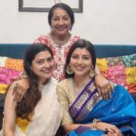 Tejaswini Pandit Instagram – फोटो खूप कमी काढते मी…आणि पोस्ट तर त्याहून कमी करते ( माझ्या वेगवेगळ्या ड्रेसेस वरुन अंदाज बांधा 😆 )
आत्ता मोठी बहीण ओरडली “नुसती फोन मेमोरी वाढवते, फोटो टाकत तर नाहीस आणि वेळच्या वेळी तर त्याहून नाही” 🙈🙊

दिवाळी तुळशीच्या लग्नापर्यंत साजरी केली जाते ना मित्र-मैत्रिणींनो ? 
मग घाई काय आहे मी म्हणतेय 😅

माझी अजून जवळची काही टाळकी आहेत, त्यांना मी खूप मिस केलं. पण हे काही आनंदाचे क्षण तुमच्याबरोबर शेअर करतेय 
नवीन वर्षाच्या शुभेच्छा 🪔 

ता.क : बहिणीला अजिबात घाबरत नाही मी 🤪🤭

#diwali #diwali2022 #tejaswinipandit Home Sweet Home