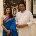 Tejaswini Pandit Instagram – राजा माणूस ! 

मा.राज साहेबांच्या संकल्पनेतून दिवाळीनिमित्त शिवतीर्थावर साकारला गेलेला भव्य दीपोत्सव ! ह्या कार्यक्रमानिमित्त त्यांच्याबरोबर वेळ घालवता आला आणि त्या निमित्तानेच त्यांच्यातल्या कलाप्रेमीला प्रत्यक्षात काही तासांसाठी अनुभवता आलं. 
धन्यवाद @ameyakhopkar ह्या आनंददायी अनुभवासाठी. 
जय महाराष्ट्र 🚩

#दिवाळी #महाराष्ट्रनवनिर्माणसेना