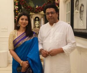 Tejaswini Pandit Instagram - राजा माणूस ! 

मा.राज साहेबांच्या संकल्पनेतून दिवाळीनिमित्त शिवतीर्थावर साकारला गेलेला भव्य दीपोत्सव ! ह्या कार्यक्रमानिमित्त त्यांच्याबरोबर वेळ घालवता आला आणि त्या निमित्तानेच त्यांच्यातल्या कलाप्रेमीला प्रत्यक्षात काही तासांसाठी अनुभवता आलं. 
धन्यवाद @ameyakhopkar ह्या आनंददायी अनुभवासाठी. 
जय महाराष्ट्र 🚩

#दिवाळी #महाराष्ट्रनवनिर्माणसेना