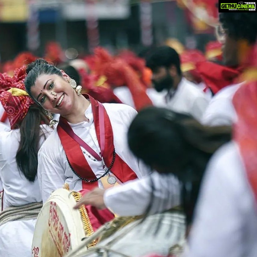Tejaswini Pandit Instagram - हजारोंच्या गर्दीत जेव्हा आमचे डोळे बोलू लागतात, एक शब्दही न उच्चारता सगळं काही बोलून जातात !! . . गणपती बाप्पा आणि आमच्या नजरेच्या गप्पा. . . More power to you taiii and as you know that I love you❤️ . . . PC- @neilblues आपलं पुणे