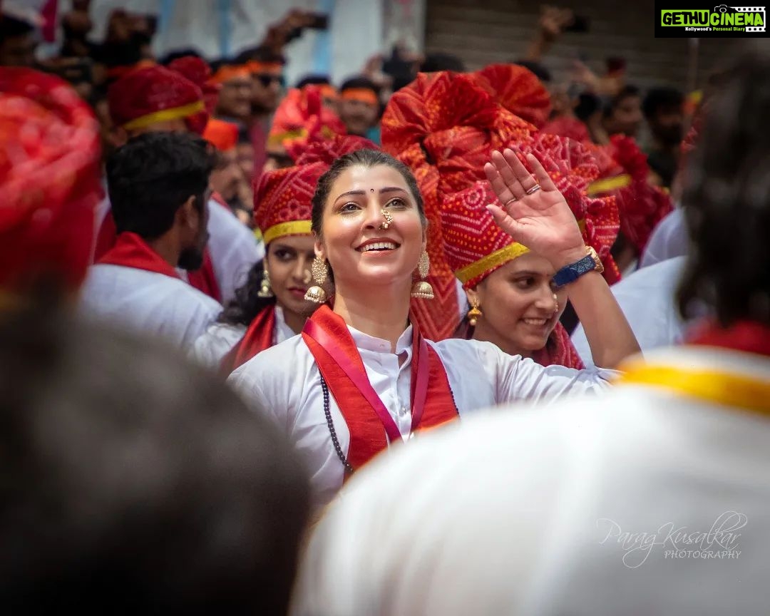 Tejaswini Pandit Instagram - निरोप बाप्पाला! पुढच्या वर्षी लवकर या! वादक 💗 @tejaswini_pandit पथक 💗 @kalaawantdholpathak #kalawantdholpathak #ganeshotsav2022 #pudhchyavarshilavkarya #ganeshvisarjan #ganapati #bappamorya #marathiactress #festivemood #streetsofindia #festivalofindia #actress @_morya_morya_ @bappapune @bappa_maza_official_ Pune, Maharashtra
