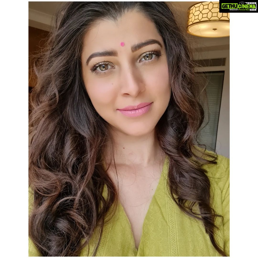 Tejaswini Pandit Instagram - Remember me as the dried flower in your favorite diary It may not bear any fragrance But it will always be enriched with memories 🌻 . . #basyuhi #selfie #rareofmetodothis #instagram #picoftheday #weekend
