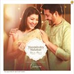 Tejaswini Pandit Instagram - Happy Pictures 💜 @pngjewellers च्या तुमच्या जवळच्या दालनाला भेट द्या आणि "तोळा तोळा" आणि मनसोक्त खरेदी करा 😍 कारण बायकांना शॉपिंग करायला कारण लागत नाही, आणि पुरुषांना बायकांना खुश ठेवण्यावाचून पर्याय नाही 😝 . . This year’s Mangalsutra Mahotsav is all about versatility! Our latest Mangalsutra collection is an ode to the various occasions that come up in a woman’s life. Keeping in mind the vast range of attires and dress codes for these occasions, our design teams have found inspiration in not only the traditional, but also international design trends. Thus creating stunning innovations, never seen before in the market. This new collection proves that the Mangalsutra can be adorned not only as a symbol of pride and joy but also as a style statement! #pngjewellers #swwapnil_joshi #tejaswinipandit