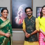 Tejaswini Pandit Instagram – फार गाजावाजा नाही, कुठलेही अजेंडे नाही, गर्दी नाही, अत्यंत साधेपणाने
एकाच व्यक्तिमत्त्वाला साजरा करण्यासाठी एकत्र आलो…. सिंधुताई सपकाळ! 
माई , आठवण यायला आम्ही तुम्हाला विसरलोच नाही…! 
उलट चित्रांमधून तुम्हाला पुन्हा अनुभवता आलं !
मित्रांनो, 
माईंच्या वाढदिवसाचं औचित्य साधून त्यांच्या स्मरणार्थ आयोजित केलेलं आणि प्रणव सातभाई ने काढलेलं डिजिटल पोर्ट्रेट्सचं  प्रदर्शन हे आता तुमच्यासाठी खुलं आहे, जरूर बघून या…! 
शेवटच्या फोटो मध्ये वेळ आणि लोकेशन सुद्धा आहे 💫