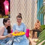 Tejaswini Pandit Instagram – फोटो खूप कमी काढते मी…आणि पोस्ट तर त्याहून कमी करते ( माझ्या वेगवेगळ्या ड्रेसेस वरुन अंदाज बांधा 😆 )
आत्ता मोठी बहीण ओरडली “नुसती फोन मेमोरी वाढवते, फोटो टाकत तर नाहीस आणि वेळच्या वेळी तर त्याहून नाही” 🙈🙊

दिवाळी तुळशीच्या लग्नापर्यंत साजरी केली जाते ना मित्र-मैत्रिणींनो ? 
मग घाई काय आहे मी म्हणतेय 😅

माझी अजून जवळची काही टाळकी आहेत, त्यांना मी खूप मिस केलं. पण हे काही आनंदाचे क्षण तुमच्याबरोबर शेअर करतेय 
नवीन वर्षाच्या शुभेच्छा 🪔 

ता.क : बहिणीला अजिबात घाबरत नाही मी 🤪🤭

#diwali #diwali2022 #tejaswinipandit Home Sweet Home