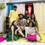 Tejaswini Pandit Instagram – फोटो खूप कमी काढते मी…आणि पोस्ट तर त्याहून कमी करते ( माझ्या वेगवेगळ्या ड्रेसेस वरुन अंदाज बांधा 😆 )
आत्ता मोठी बहीण ओरडली “नुसती फोन मेमोरी वाढवते, फोटो टाकत तर नाहीस आणि वेळच्या वेळी तर त्याहून नाही” 🙈🙊

दिवाळी तुळशीच्या लग्नापर्यंत साजरी केली जाते ना मित्र-मैत्रिणींनो ? 
मग घाई काय आहे मी म्हणतेय 😅

माझी अजून जवळची काही टाळकी आहेत, त्यांना मी खूप मिस केलं. पण हे काही आनंदाचे क्षण तुमच्याबरोबर शेअर करतेय 
नवीन वर्षाच्या शुभेच्छा 🪔 

ता.क : बहिणीला अजिबात घाबरत नाही मी 🤪🤭

#diwali #diwali2022 #tejaswinipandit Home Sweet Home