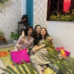 Tejaswini Pandit Instagram – फोटो खूप कमी काढते मी…आणि पोस्ट तर त्याहून कमी करते ( माझ्या वेगवेगळ्या ड्रेसेस वरुन अंदाज बांधा 😆 )
आत्ता मोठी बहीण ओरडली “नुसती फोन मेमोरी वाढवते, फोटो टाकत तर नाहीस आणि वेळच्या वेळी तर त्याहून नाही” 🙈🙊

दिवाळी तुळशीच्या लग्नापर्यंत साजरी केली जाते ना मित्र-मैत्रिणींनो ? 
मग घाई काय आहे मी म्हणतेय 😅

माझी अजून जवळची काही टाळकी आहेत, त्यांना मी खूप मिस केलं. पण हे काही आनंदाचे क्षण तुमच्याबरोबर शेअर करतेय 
नवीन वर्षाच्या शुभेच्छा 🪔 

ता.क : बहिणीला अजिबात घाबरत नाही मी 🤪🤭

#diwali #diwali2022 #tejaswinipandit Home Sweet Home