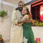 Tejaswini Pandit Instagram – फोटो खूप कमी काढते मी…आणि पोस्ट तर त्याहून कमी करते ( माझ्या वेगवेगळ्या ड्रेसेस वरुन अंदाज बांधा 😆 )
आत्ता मोठी बहीण ओरडली “नुसती फोन मेमोरी वाढवते, फोटो टाकत तर नाहीस आणि वेळच्या वेळी तर त्याहून नाही” 🙈🙊

दिवाळी तुळशीच्या लग्नापर्यंत साजरी केली जाते ना मित्र-मैत्रिणींनो ? 
मग घाई काय आहे मी म्हणतेय 😅

माझी अजून जवळची काही टाळकी आहेत, त्यांना मी खूप मिस केलं. पण हे काही आनंदाचे क्षण तुमच्याबरोबर शेअर करतेय 
नवीन वर्षाच्या शुभेच्छा 🪔 

ता.क : बहिणीला अजिबात घाबरत नाही मी 🤪🤭

#diwali #diwali2022 #tejaswinipandit Home Sweet Home