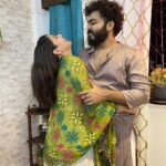 Tejaswini Pandit Instagram – फोटो खूप कमी काढते मी…आणि पोस्ट तर त्याहून कमी करते ( माझ्या वेगवेगळ्या ड्रेसेस वरुन अंदाज बांधा 😆 )
आत्ता मोठी बहीण ओरडली “नुसती फोन मेमोरी वाढवते, फोटो टाकत तर नाहीस आणि वेळच्या वेळी तर त्याहून नाही” 🙈🙊

दिवाळी तुळशीच्या लग्नापर्यंत साजरी केली जाते ना मित्र-मैत्रिणींनो ? 
मग घाई काय आहे मी म्हणतेय 😅

माझी अजून जवळची काही टाळकी आहेत, त्यांना मी खूप मिस केलं. पण हे काही आनंदाचे क्षण तुमच्याबरोबर शेअर करतेय 
नवीन वर्षाच्या शुभेच्छा 🪔 

ता.क : बहिणीला अजिबात घाबरत नाही मी 🤪🤭

#diwali #diwali2022 #tejaswinipandit Home Sweet Home