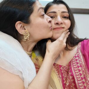 Tejaswini Pandit Instagram - फोटो खूप कमी काढते मी...आणि पोस्ट तर त्याहून कमी करते ( माझ्या वेगवेगळ्या ड्रेसेस वरुन अंदाज बांधा 😆 )
आत्ता मोठी बहीण ओरडली "नुसती फोन मेमोरी वाढवते, फोटो टाकत तर नाहीस आणि वेळच्या वेळी तर त्याहून नाही" 🙈🙊

दिवाळी तुळशीच्या लग्नापर्यंत साजरी केली जाते ना मित्र-मैत्रिणींनो ? 
मग घाई काय आहे मी म्हणतेय 😅

माझी अजून जवळची काही टाळकी आहेत, त्यांना मी खूप मिस केलं. पण हे काही आनंदाचे क्षण तुमच्याबरोबर शेअर करतेय 
नवीन वर्षाच्या शुभेच्छा 🪔 

ता.क : बहिणीला अजिबात घाबरत नाही मी 🤪🤭

#diwali #diwali2022 #tejaswinipandit