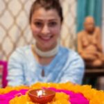 Tejaswini Pandit Instagram – फोटो खूप कमी काढते मी…आणि पोस्ट तर त्याहून कमी करते ( माझ्या वेगवेगळ्या ड्रेसेस वरुन अंदाज बांधा 😆 )
आत्ता मोठी बहीण ओरडली “नुसती फोन मेमोरी वाढवते, फोटो टाकत तर नाहीस आणि वेळच्या वेळी तर त्याहून नाही” 🙈🙊

दिवाळी तुळशीच्या लग्नापर्यंत साजरी केली जाते ना मित्र-मैत्रिणींनो ? 
मग घाई काय आहे मी म्हणतेय 😅

माझी अजून जवळची काही टाळकी आहेत, त्यांना मी खूप मिस केलं. पण हे काही आनंदाचे क्षण तुमच्याबरोबर शेअर करतेय 
नवीन वर्षाच्या शुभेच्छा 🪔 

ता.क : बहिणीला अजिबात घाबरत नाही मी 🤪🤭

#diwali #diwali2022 #tejaswinipandit Home Sweet Home