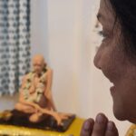Tejaswini Pandit Instagram - माझी आई स्वामी समर्थांची वर्षानुवर्षे भक्ती करते.नितांत प्रेम तिचं त्यांच्यावर. (मी पण स्वामींना प्रेमाने आजोबा म्हणते ) योगायोगाने आई चा वाढदिवसही जवळ आला होता. वाटलं बाकी वेगळं काहीतरी देण्यापेक्षा तिला स्वामींची सुबक मूर्ती द्यावी. माझा शोध सुरू झाला. आणि मग अनेक अनुभव येऊ लागले. एका गुरुवारी अचानक भावाने स्वामींची अक्कलकोट हून आणलेली फोटो फ्रेम दिली. गुरुपौर्णिमेच्या दिवशी माझ्या ओळखीतल्या गुरुजींनी संक्षिप्त गुरूचरित्र दिले, असे अनेक अनुभव येऊ लागले 'डोळ्यात भरेल' अशी मूर्ती शोधत होते (बस हीच असं वाटणं माझ्यासाठी खूप महत्त्वाचं आहे ) अनेकांनी शोधायला मदत ही केली... मग शेवटी ते म्हणतात ना वेळ आल्याशिवाय काहीच होत नाही. Instagram scroll करताना स्वामी भक्त केदार शिंदे दादाच्या एका फोटो मधली मूर्ती पाहिली आणि लगेच त्याला फोन केला....ही मूर्ती कुठून घेतलीस...त्वरित फोन वर एक नंबर त्याने पाठवला स्वामी आर्ट्सच्या विश्वंभर साळसकर ह्यांचा...त्यांच्याकडे एक से एक मूर्त्या पाहायला मिळाल्या... कलाकार हा फक्त मूर्ती बनवत नाही तर त्याच्यात जीव भरतो, ह्यावर ठाम विश्वास बसला... स्वामींचं हे रूप पाहिल्यावर एक क्षणही न दवडता मी आजोबांना घरी या अशी विनंती केली. आणि मनात अनन्य श्रद्धा असणार्‍या कोणालाच स्वामी नाराज करत नाहीत. अखेर आईच्या वाढदिवसाला आजोबांनी विनंती ऐकली आणि घरी आले. प्रचंडं ऊर्जा देतात ते आम्हाला. रोज आमच्याकडे बघतात आणि म्हणतात, "भिऊ नकोस मी तुझ्या पाठीशी आहे" ता क : आजही गुरुवारंच ♥️🙏 मूर्तीसाठी संपर्क : विश्वंभर साळसकर - 9004230032 #shreeswamisamarth #bhiunakosmitujhyapathishiahe #swamibhakt #tejaswinipandit #akkalkotswamisamarthmaharajkijai