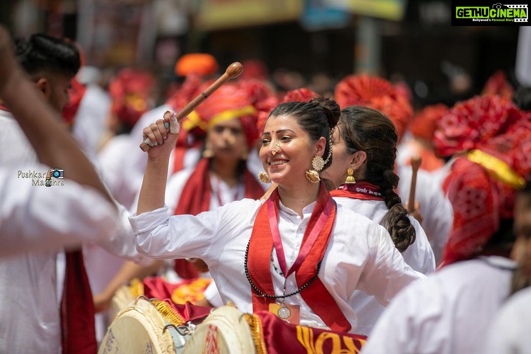 Tejaswini Pandit Instagram - तेजस्विनी पंडित कलावंत २०२२!! श्री कसबा गणपती मिरवणूक # #kalaawantdholtashapathak #kalaawantdholpathak #marathikalaawant #ganeshotsav2022 #dholtasha #actorslife