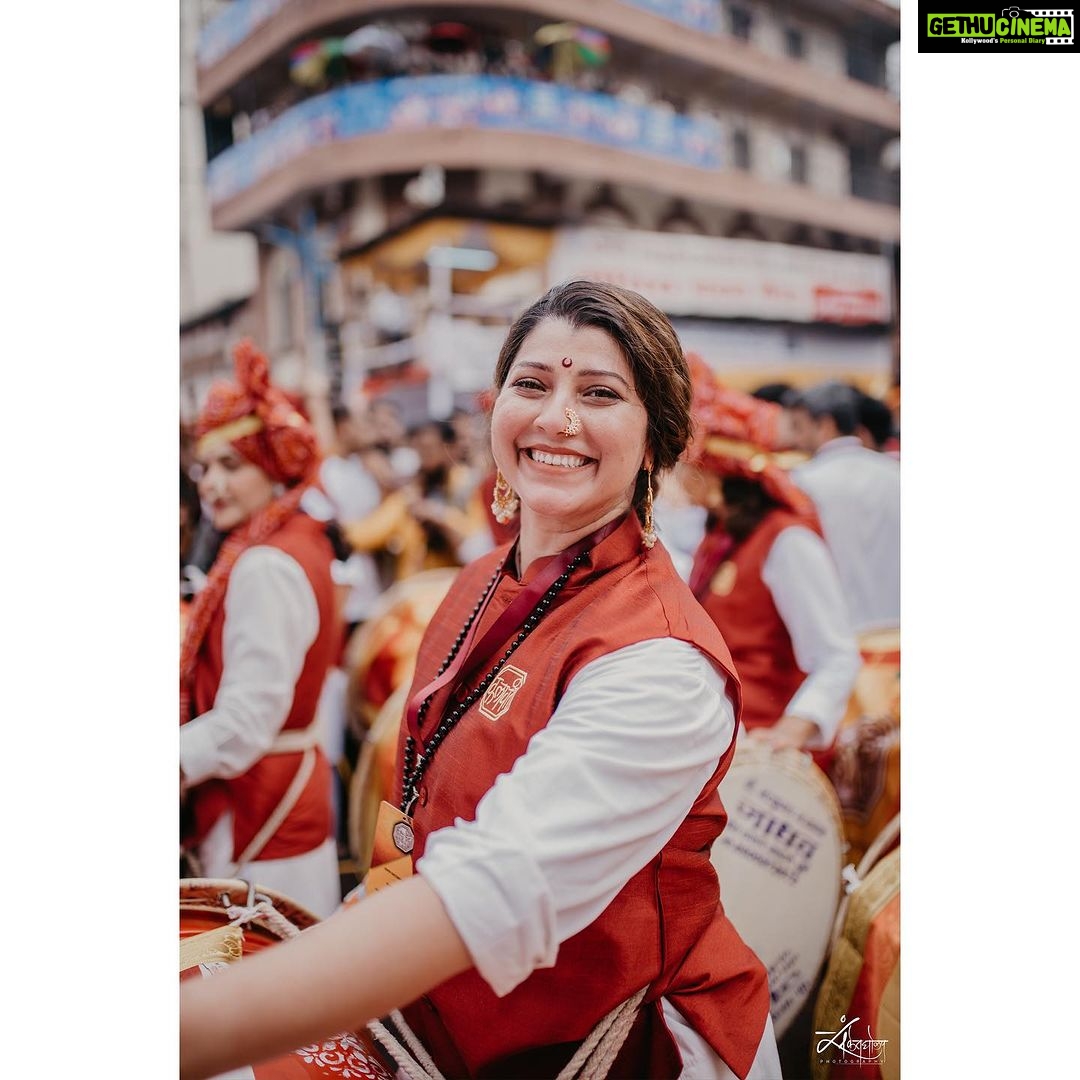 Tejaswini Pandit Instagram - गणपती बाप्पा विसर्जन मिरवणूक २०२३ .. पुणे लक्ष्मी रोड …. Inframe - @tejaswini_pandit PC- @sanketgholap_photography @kalaawantdholpathak @punetimes @tejaswini_pandit @shrikasbaganpati @bappa_maza_official_ @lokmat @sakalmedia @sakaltimes @trending.pune #ganpatibappamorya #visarjan #miravnuk #bappamorya #dholtasha #ganpatifestival #puneblogger #puneig #lokmat #sakal #maharashtra_ig #maharashtra_clickers Laxmi Road, Pune