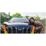 Tejaswini Pandit Instagram - || गणपती बाप्पा मोरया || माझ्या आयुष्यातला हा आनंदाचा क्षण तुमच्याबरोबर share करतेय... "माझी स्वतःची नवीन कार.... माझ्यासाठी कार ही कधीच luxury नव्हती, necessity होती... पण मी स्वतःला एक luxurious #madeinindia कार गिफ्ट करू शकले ह्यासाठी आत्ता मनात फक्त कृतज्ञता आहे. आजपर्यंत खूप प्रवास केला... पण एक मात्र पक्कं ठरलंय माझं..आता नुसता प्रवास नाही करायचा ..आता प्रवासाची "मज्जा लुटायची... " आई, दीदी आणि आजपर्यंतच्या प्रवासात नेहमीच माझ्या बरोबर असणारा माझा "बाबा"...तुमच्या आशिर्वादामुळेच हे शक्य झालं... Thank you Mahindra ( @sahyadrimotorspune ) , Sharad ji for this extremely prompt service and treating me like a family ! I am confident that in this new journey, this car will prove to be a sturdy support along the way! #grateful #gratitudeonly #xuv700 #Mahindra