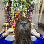 Tejaswini Pandit Instagram – निरोप घेतो देवा आम्हा आज्ञा असावी
चुकले अमुचे काही त्याची क्षमा असावी !
गणपती चालले गावाला, चैन पडेना आम्हाला 🥺