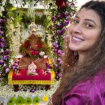 Tejaswini Pandit Instagram – माझ्या बाप्पाला माझ्या माणसांसोबत भक्तिभावाने आणि जल्लोषात निरोप 🫶🏼
पुढच्या वर्षी लवकर या…….
कृतज्ञ 🌸