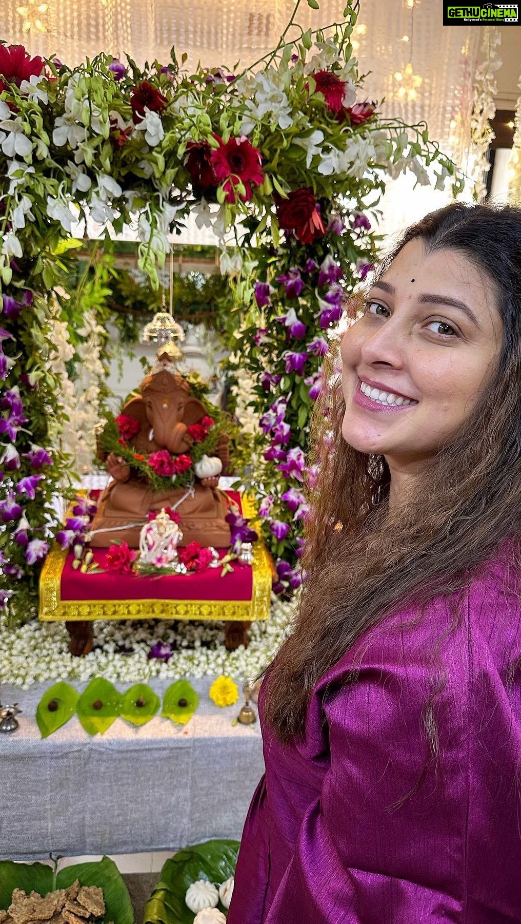Tejaswini Pandit Instagram - माझ्या बाप्पाला माझ्या माणसांसोबत भक्तिभावाने आणि जल्लोषात निरोप 🫶🏼 पुढच्या वर्षी लवकर या……. कृतज्ञ 🌸