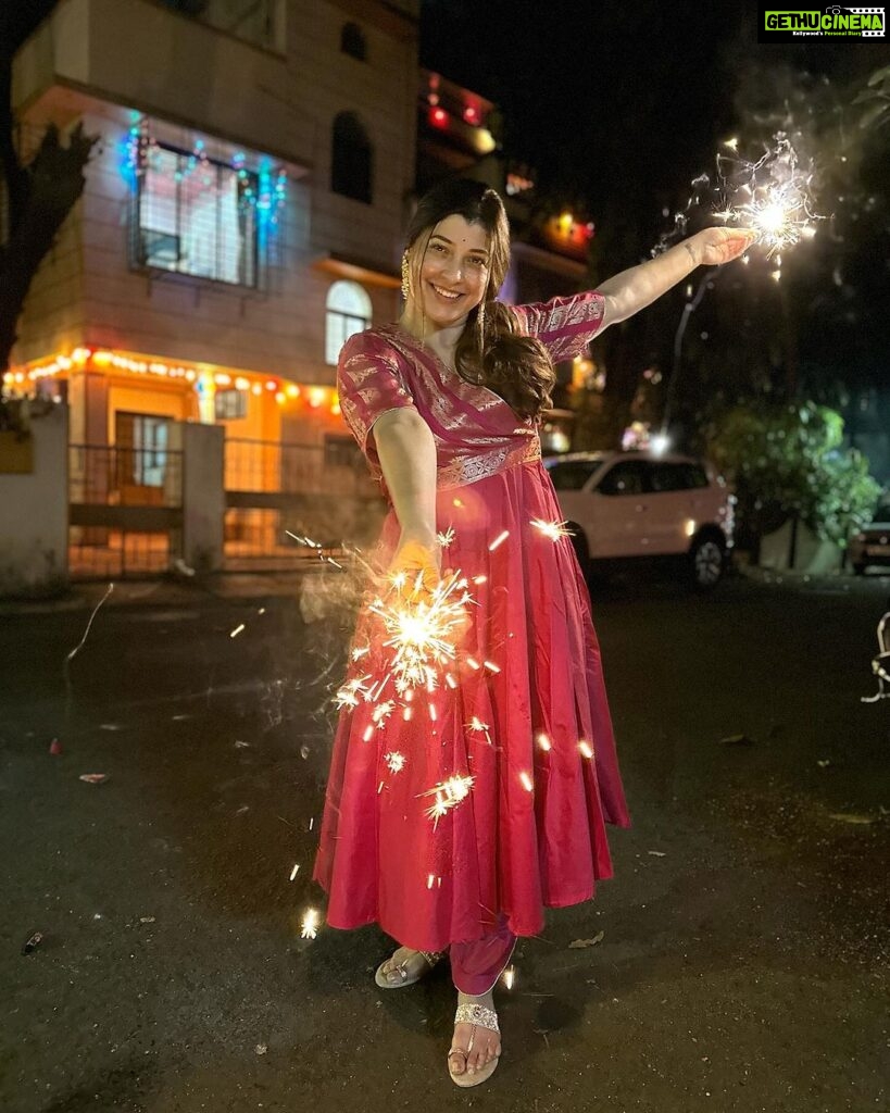 Tejaswini Pandit Instagram - आभाळगत माया तुझी आम्हावर राहूदे !! सर्वांना दीपावलीच्या शुभेच्छा 🪔✨ #diwali2023 #mypeople #familytime