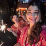 Tejaswini Pandit Instagram - आभाळगत माया तुझी आम्हावर राहूदे !! सर्वांना दीपावलीच्या शुभेच्छा 🪔✨ #diwali2023 #mypeople #familytime