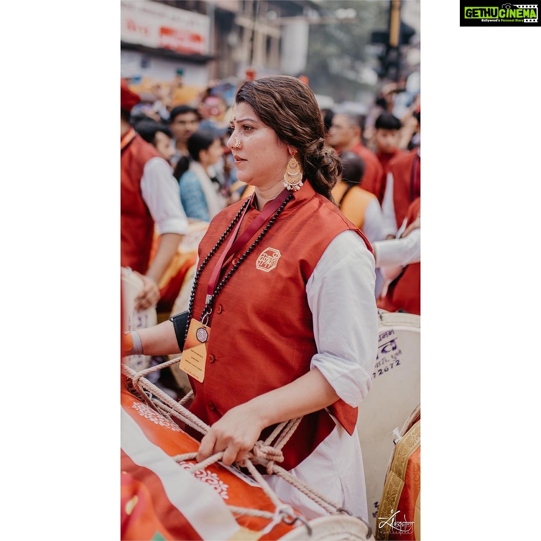 Tejaswini Pandit Instagram - गणपती बाप्पा विसर्जन मिरवणूक २०२३ .. पुणे लक्ष्मी रोड …. Inframe - @tejaswini_pandit PC- @sanketgholap_photography @kalaawantdholpathak @punetimes @tejaswini_pandit @shrikasbaganpati @bappa_maza_official_ @lokmat @sakalmedia @sakaltimes @trending.pune #ganpatibappamorya #visarjan #miravnuk #bappamorya #dholtasha #ganpatifestival #puneblogger #puneig #lokmat #sakal #maharashtra_ig #maharashtra_clickers Laxmi Road, Pune