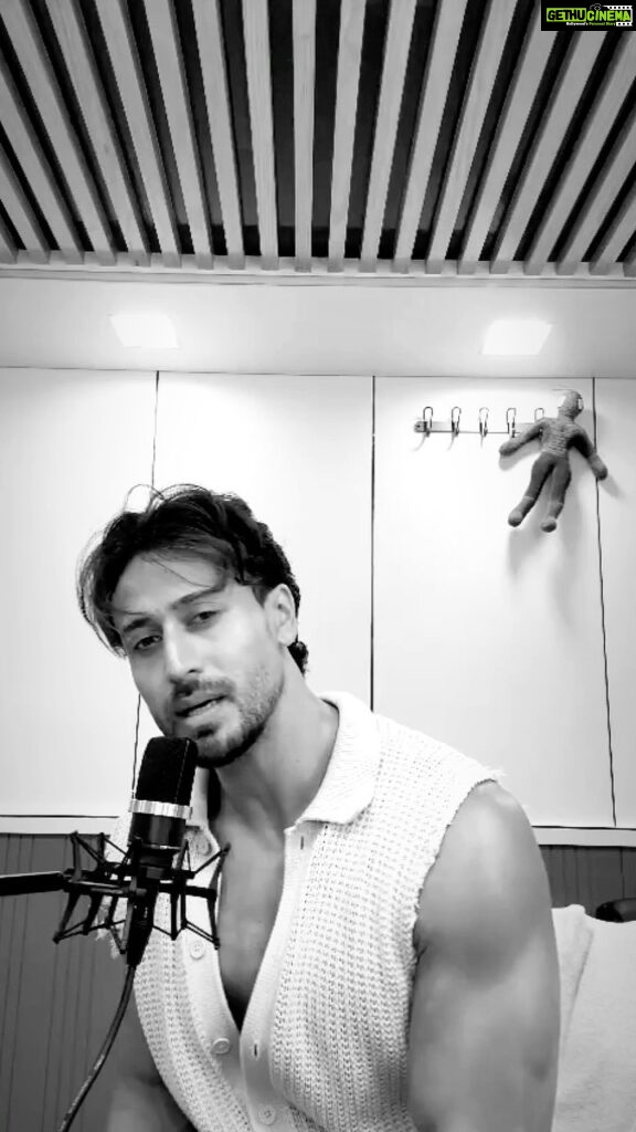 Tiger Shroff Instagram - Dedicated to my tigerians ❤🎤🥰thanks for your constant support army❤⚡